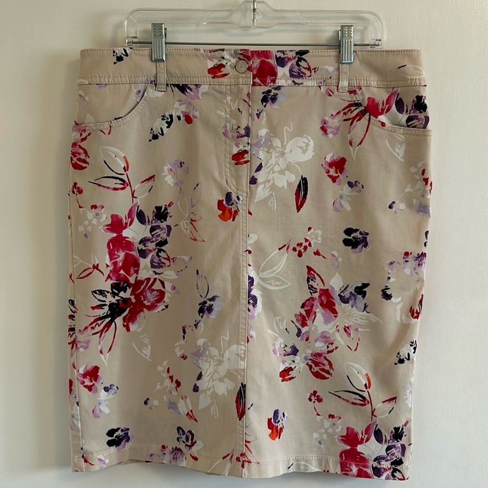 Gerry Weber Cream with pink and purple flowers, pocket’s front and back, slit